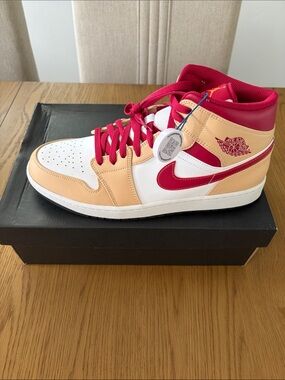 Air Jordan 1
Mid Light Curry Cardinal
Red
